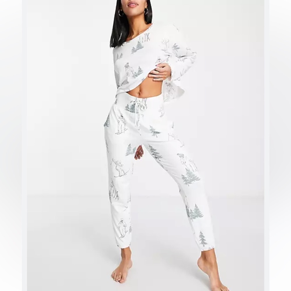 Gilly Hicks tree print/skiing yeti 2pc. Pyjama set  in white size small NWT